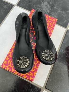 NIB 100% AUTH Tory Burch Caroline Black Leather Logo Ballet Flats Sz 6.5